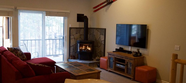 Beautiful Upgraded Condo w/Private Spa.Dogs Considered 15min Walk to the Village in Mammoth Lakes