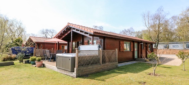 BITTERN LODGE, pet friendly in Tattershall Lakes Country Park in Lincoln