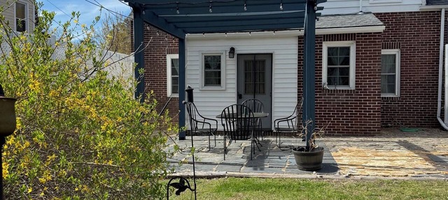 Bluebird on Main-cozy and cheerful 3 bedroom house. in Blackstone
