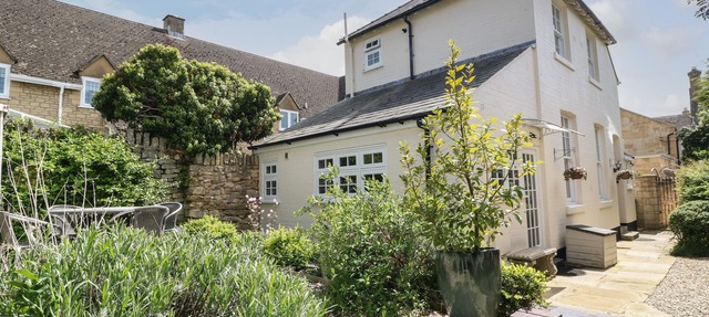 BLUNDELL'S COTTAGE, pet friendly, with open fire in Broadway in Broadway