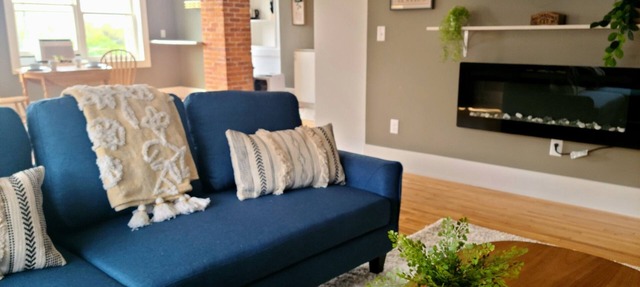 BoHo on Main /Stylish in the Heartland, 1 bedroom King in Downtown in Spring Grove