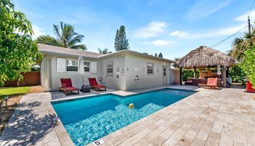 Boho Tiki Villa w Heated Saltwater Pool, King Beds & 6TVs in Boynton Beach
