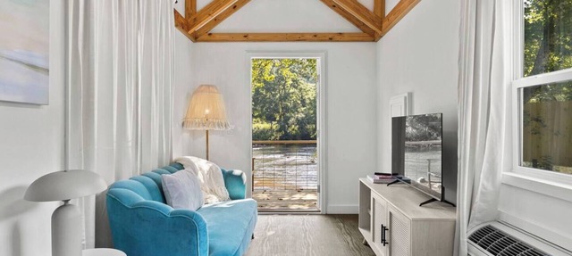 Breezy, Riverfront Tiny Home, King Bed, and Deck in Sylva