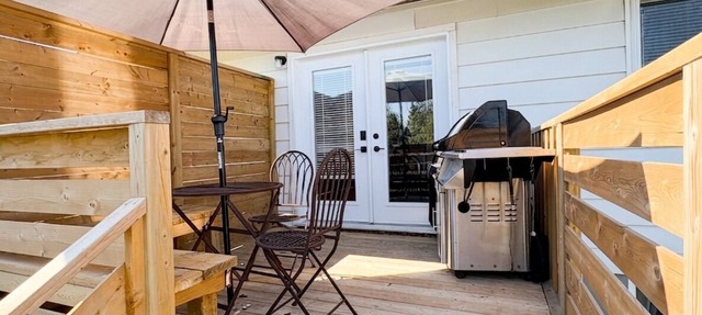 Bright Designer 2BR + Den + Private Deck & Yard in St. Catharines