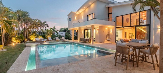 Buganvilla Mansion: 2 amazing lakefront villas w/pools, gym, games, & staff in Punta Cana