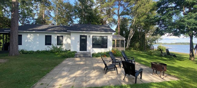 Waterfront Chalet du Havre, 4 bedrooms, 2 bathrooms, covered terrace! in Métabetchouan-Lac-à-la-Croix