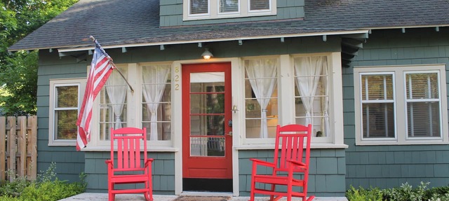 Cabernet Cottage minutes away from downtown & Oval beach! Hot Tub/Bonfire/Patio in Saugatuck