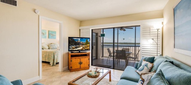 Carlos Pointe 422, Heated Pool, 2 Bedrooms, Gulf Front, Elevator, Sleeps 6 in Fort Myers Beach