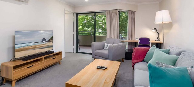 Central 2-bed Apartment with Gym and Spa in Braddon