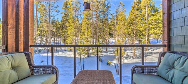 Central Mammoth Lakes Townhome ~ 1 Mi to Slopes in Mammoth Lakes