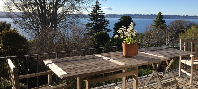 CENTRAL, MODERN, MAGNIFICENT LAKE VIEW, 3 BATHROOMS. SLEEPS 10. PET FRIENDLY. in Kawaha Point