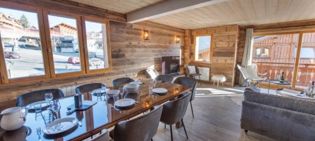 Chalet '24 Pers Sur La Roite Du Tour' with Balcony and Wi-Fi in Huez