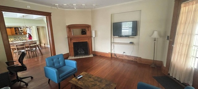 Charming 2-bedroom 1st Floor apartment in lovely Terre Haute with WiFi, AC in Terre Haute