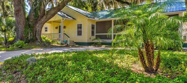 Charming 2BR Uptown Cottage - Artsy & Vibrant! in St. Augustine