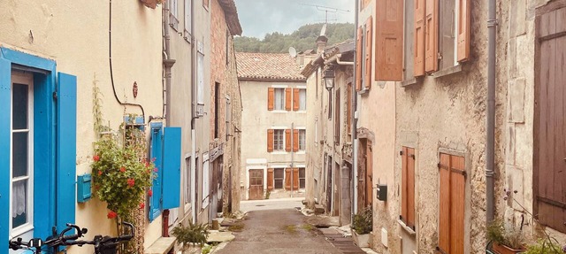 Charming, comfortable and spacious old French house in a quiet Cathar village. in Rivel