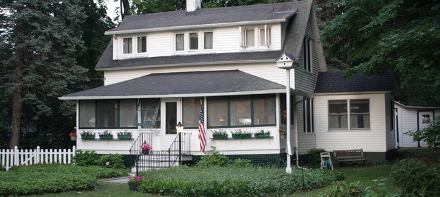 Charming Cottage on Lakeshore Drive in Douglas