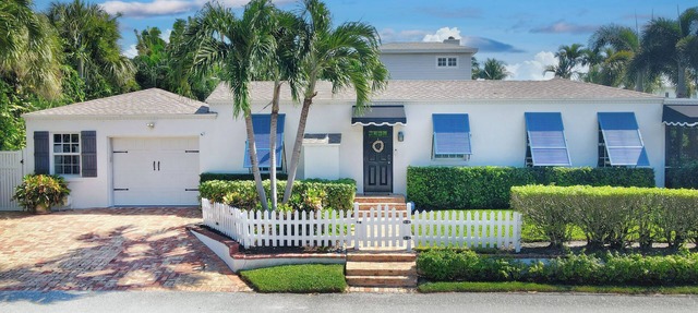 Charming Delray Beach Cottage - 1 blk to beach and Atlantic Ave!; Pet-friendly! in Delray Beach