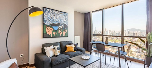 Charming Modern Flat with Captivating City View in Atasehir in İstanbul