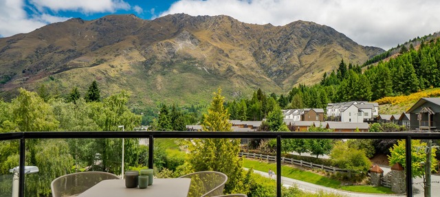 Chic Alpine Penthouse, Cosy with Fabulous Views in Arthurs Point