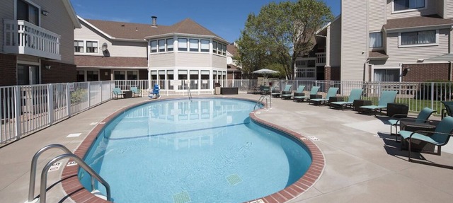 Comfortable Countryside Stay, 4 Comfortable Units, Onsite Pool, Pets Allowed in Eagan