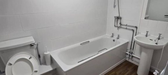 Comfortable Triple Room with Private Shower in Leeds
