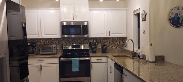 Coral Reef Cottage is in the heart of Crystal River with pool and Canal. in Crystal River