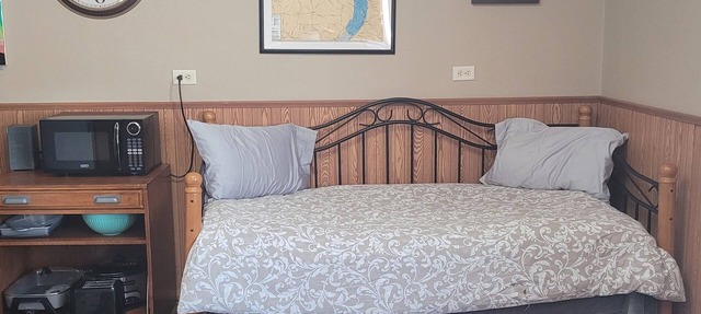 Cozy cabin in adorable Genoa with AC, WiFi pet friendly and close the river. in Genoa