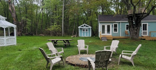 Cozy Cottage in the woods private lake access. in Fennville
