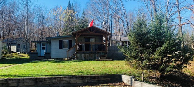 Cozy cottage with bunkie that’s minutes to Bear Lake and ATV trails. in Sprucedale