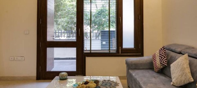 Cozy Getaway: Phase 1, Behind Mega Mall Clean and modern! Breakfast Included ! in Gurugram