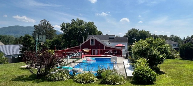 Cozy Rustic Cabin in Rutland. Hot tub, pool in summer, mountain views! in Rutland