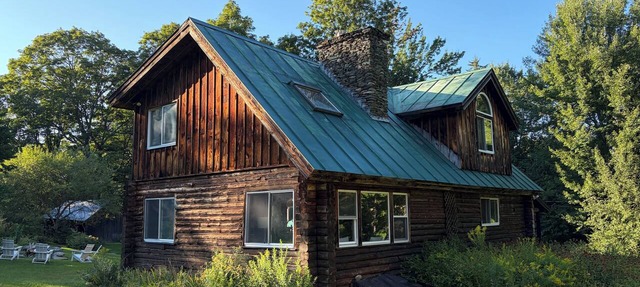 Cozy Vermont Log Cabin with fireplace and large back deck near Sugarbush in Granville