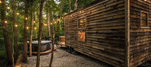 Creekfront Tiny Retreat Hot Tub Walk to Shops in Midlothian