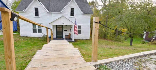 Cute, Renovated Historic Home on River, Walk to Downtown in Brandon