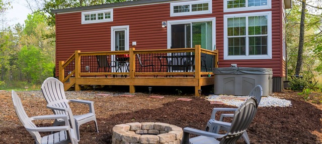 Delightful Forest Tiny Home with Hot Tub in Murphy