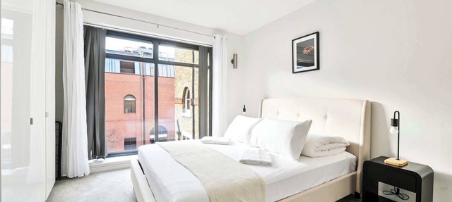 Delightful Tower Bridge Apartment Sleeps 6 in London