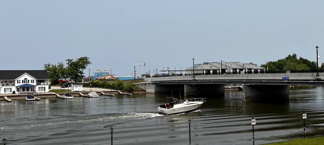 Dock Life Beach 1 - Cottage 9, Riverside Property, Studio, 3 min walk to Beach 1 in Wasaga Beach