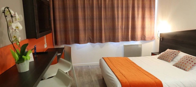 Double Studio Close to Tramway, Shopping Centers and Paris Sightseeing in Chevilly-Larue