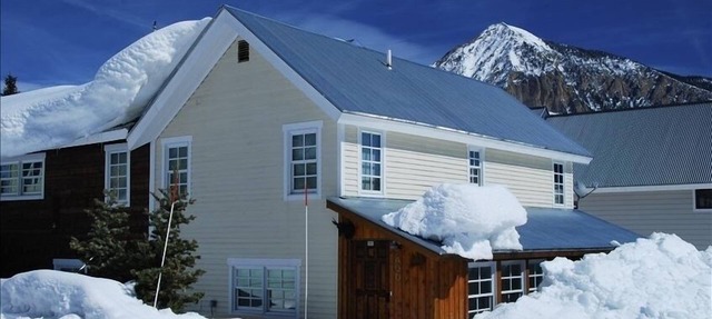 DOWNTOWN. 1 block to everything. Walk. Hot Tub. Clean. Check out the reviews. in Crested Butte