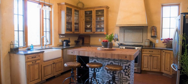 Downtown Home on 1.5 Acres! Perfect for ski and summer! Hot Tub and Outdoor Zen in Santa Fe