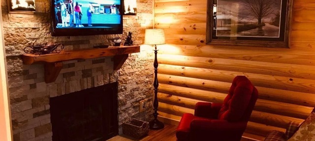 Downtown, nice furnishings, clean and cozy w/fireplace, indoor & outdoor pools. in Gatlinburg