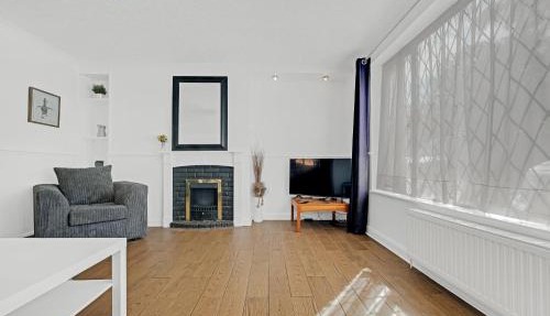 Elegant 5 Bedroom and 3 Bathroom Home in St Annes in Stanwell