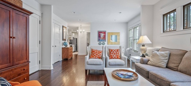 Elegant Flat nestled right off-campus & free parking! in Saint Paul