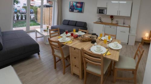 Eleonoras Ferienwohnung in Würzburg Stadt mit Terrasse und eigenen Parkplätzen vor der Tür, für große Gruppen bis zu 13 Personen geeignet in Würzburg