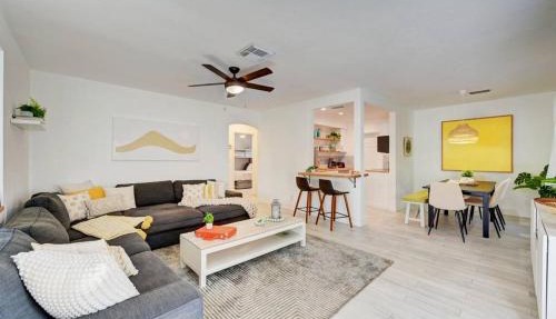 Enchanting 2BR 1BA Casita 2 blocks to Beach in Deerfield Beach