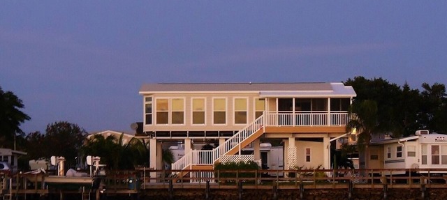 Entire 2 Bedroom Fishing Trailer on island, use of Boat Dock , marina, and WIFI in Chokoloskee