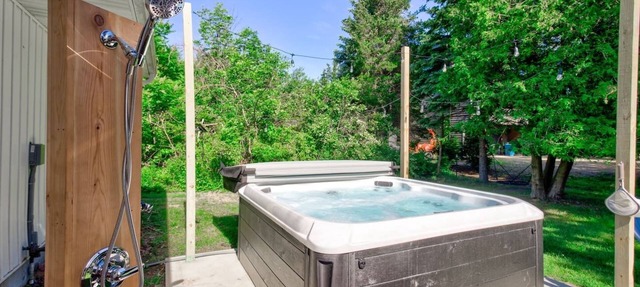 Escape to our 3BR South Haven home in an exclusive community, just a 5-min walk to a private Lake Michigan beach. Comfortably sleeps 8. Features a private hot tub, chef's kitchen, and cozy fireplace. Perfect for families in South Haven