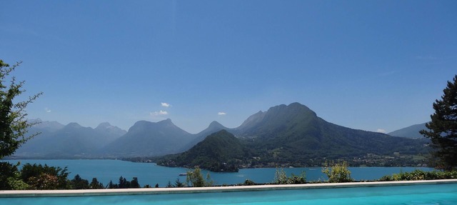 EXCEPTIONAL VIEW OF LAKE and mountains, 20 minutes Annecy, 300 m from beach in Talloires-Montmin