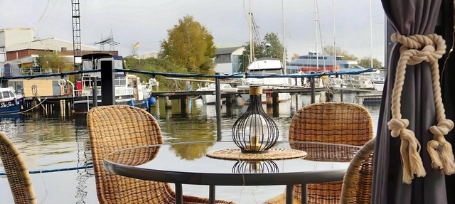 Exklusives Hausboot Ahoy Masal mit Großer Sonnenterasse auf der Trave in Lübeck