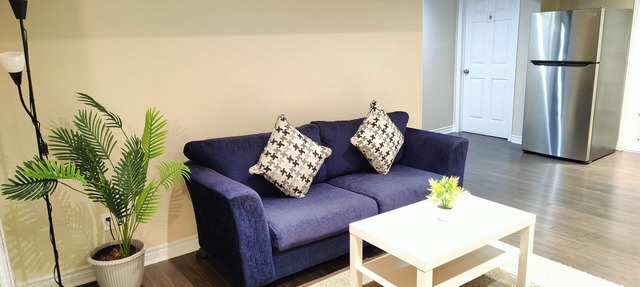 Family-Friendly Spacious 2BR Cozy Basement suite |Near Attractions| Free Parking in Longueuil